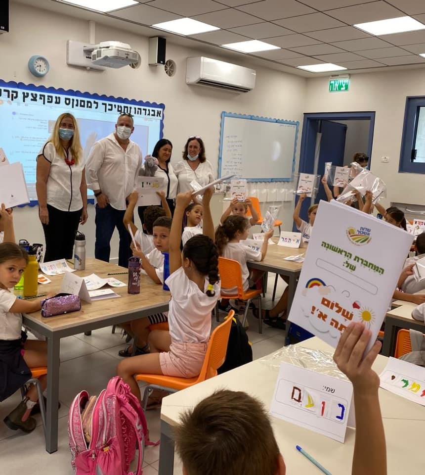 תמונה שמכילה מקורה, אדם, תקרה, מזוןהתיאור נוצר באופן אוטומטי